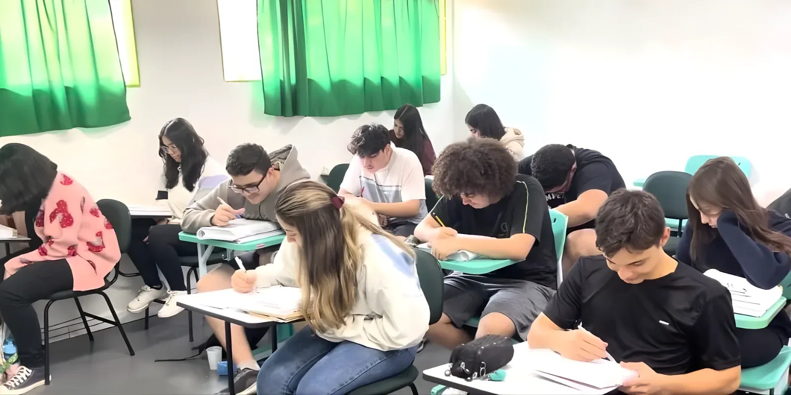 Sala de aula com alunos estudando - Colégio Imperatrice